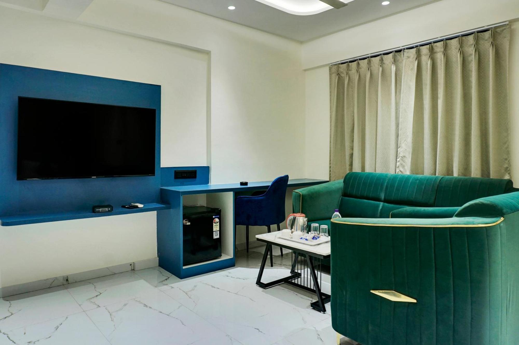 Palm Suites Baner- Indian Nationals Only Πούνε Εξωτερικό φωτογραφία